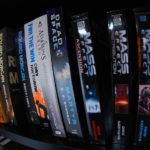 Skämshögen av böcker, delar av.